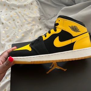Yellow & black Jordan 1 mids size 6